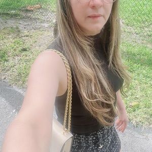 Meet your Posher, Adela